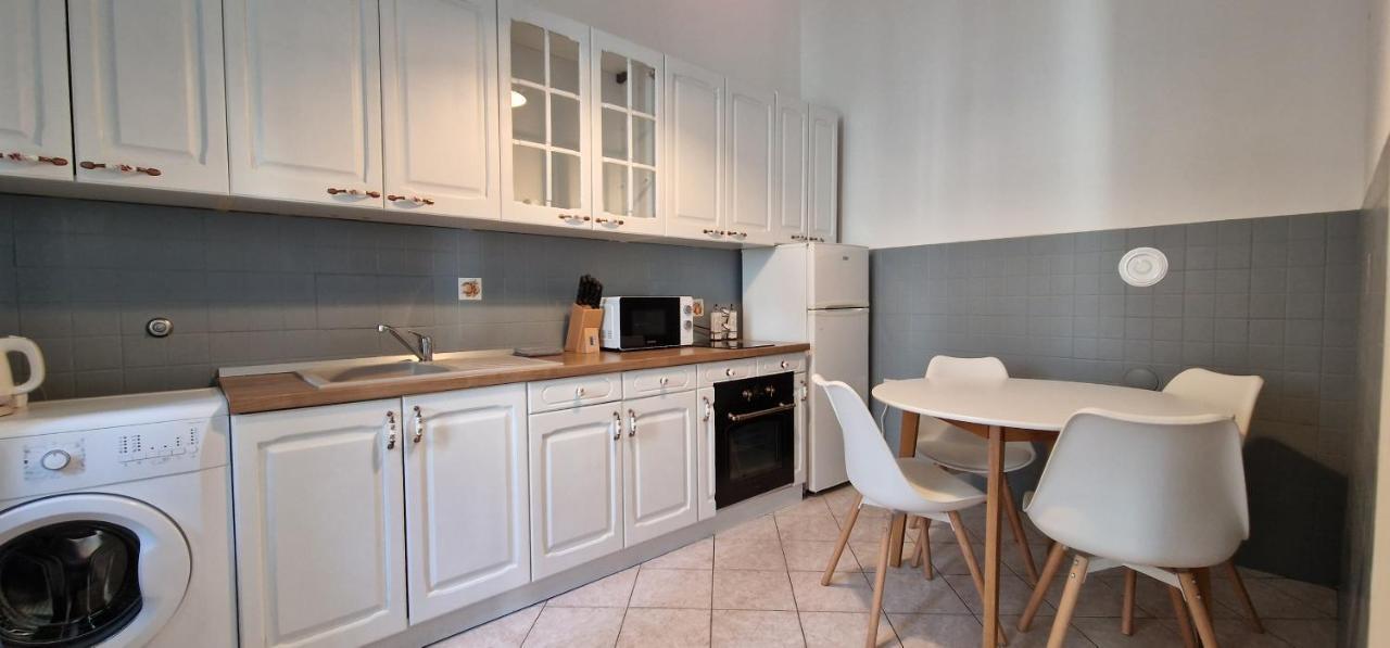 Zoey Apartment