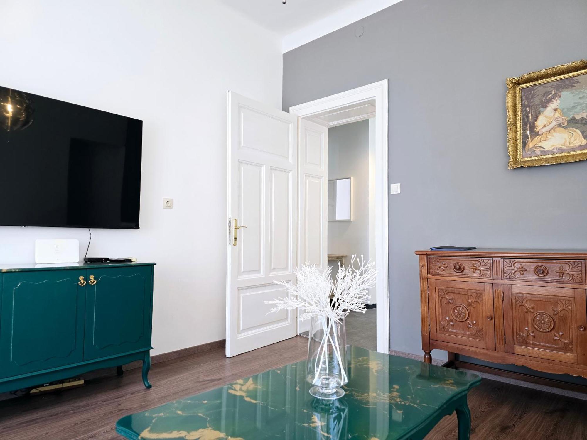 Zoey Apartment *